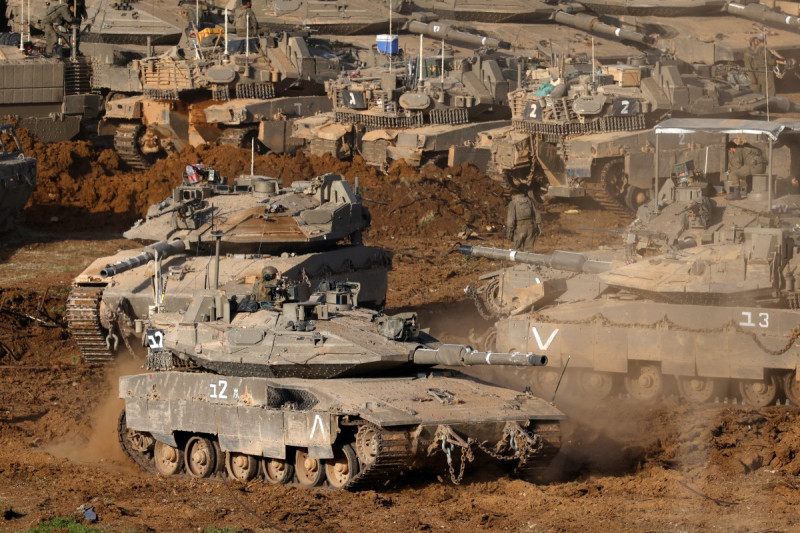 Tanques del ejército israelí se despliegan en una posición en la Alta Galilea, en el norte de Israel, cerca de la frontera con Líbano.