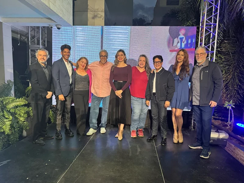 El director Ángel Muñiz junto a Marianna Vargas Gurilieva, directora general de la Dirección General de Cine (DGCINE), y parte del elenco de la película "Juego de Hombre".