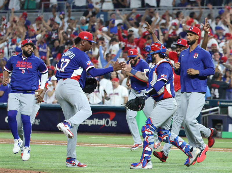 Jugadores de República Dominicana celebran luego de vencer a Venezuela (7-5) en el Clásico Mundial 2026.