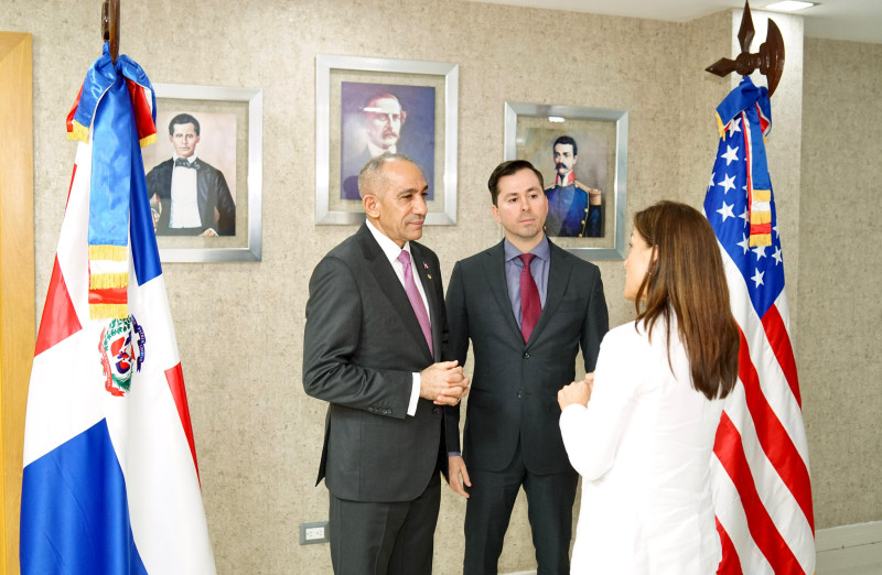 Embajadora de Estados Unidos, Leah F. Campos, se reunió con el presidente de la Dirección Nacional de Control de Drogas (DNCD), vicealmirante José M. Cabrera Ulloa.