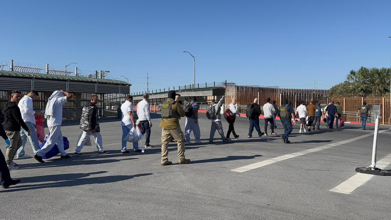 Migrantes de distintas nacionalidades repatriados a México desde Estados Unidos.