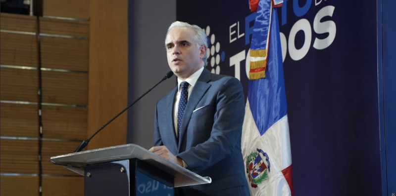 Luis Miguel de Camps, ministro de Educación, hace propuesta al Consejo Nacional de Educación sobre violencia en escuelas.