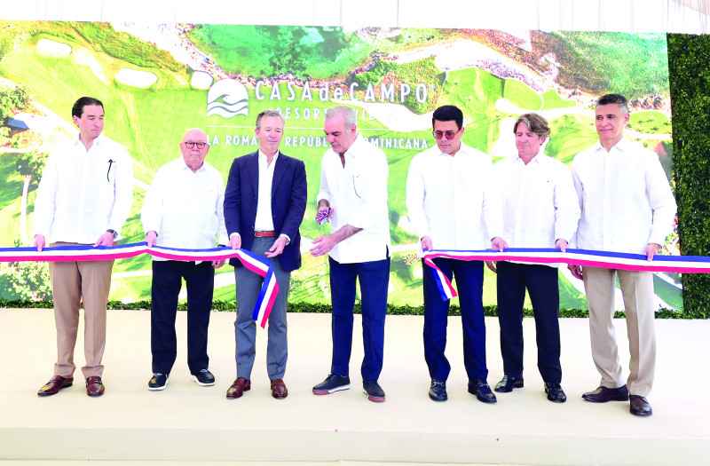 El presidente Luis Abinader corta la cinta de honor para dejar reinaugurado el campo de golf de Teeth of the Dog.