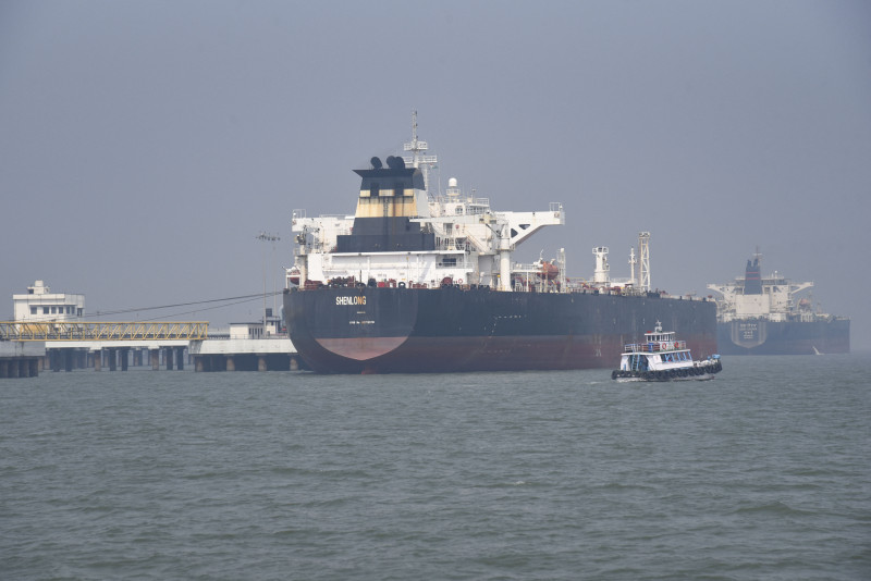 El petrolero Suezmax Shenlong cruza el estrecho de Ormuz desde el puerto saudí de Ras Tanura