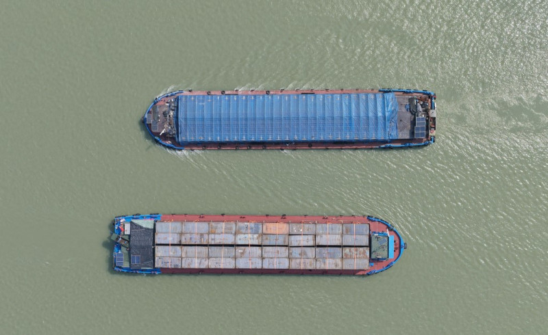 Fotografía aérea que muestra buques de carga navegando por el Gran Canal en la ciudad de Yangzhou, provincia de Jiangsu, en el este de China.