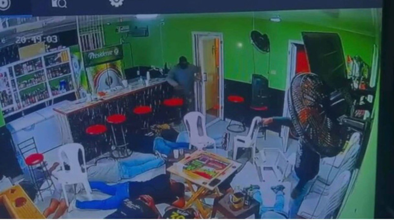 Cámara del establecimiento captó en vídeo el momento del atraco.