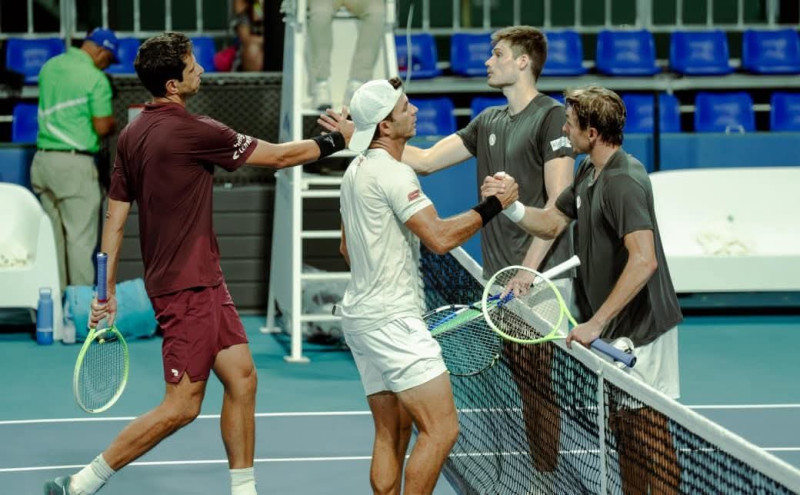 Jugadores se saludan luego de concluido uno de los partidos del torneo en la modalidad de dobles.