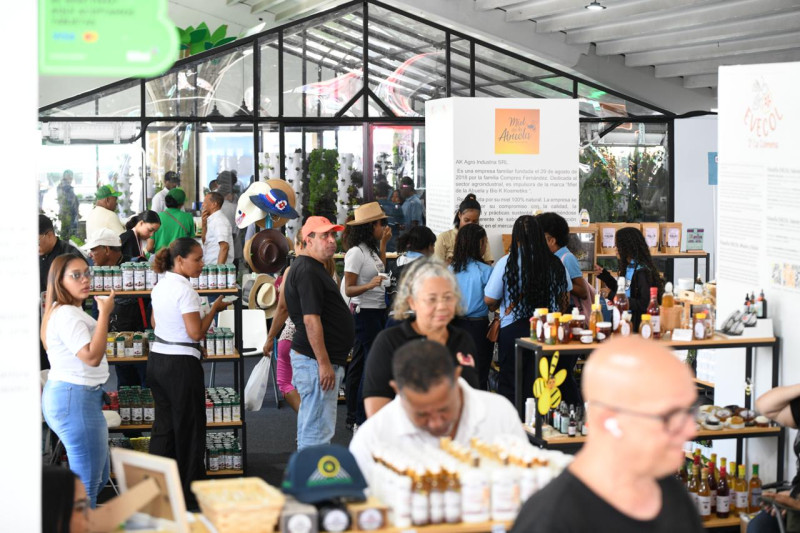 Decenas de personas visitan la Feria Agropecuaria Nacional, en la Ciudad Ganadera.