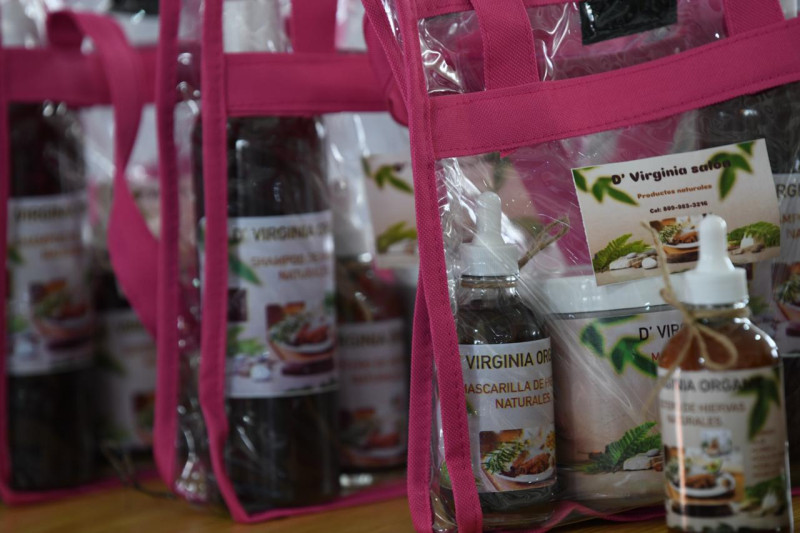 Venta de productos para el cuidado del cabello en la Feria Agropecuaria Nacional.