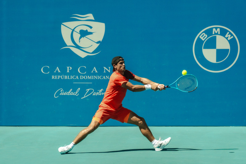 Marione Navone ejecuta una bolea de revés durante el primer set del encuentro contra el belga Alexander Blockx