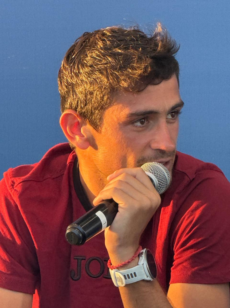 Mariano Navone mientras ofrecía declaraciones a la prensa luego de su importante triunfo ante  Alexander Blockx.