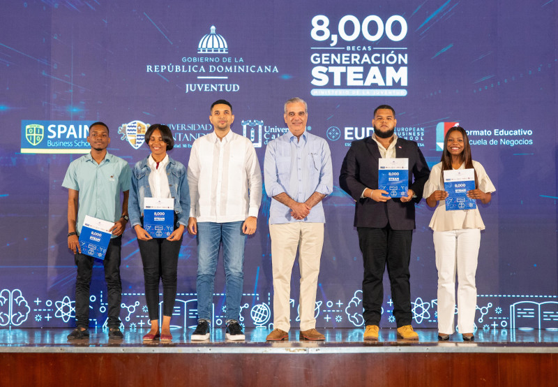 El presidente Luis Abinader en el acto de entrega de becas del programa Generación STEAM