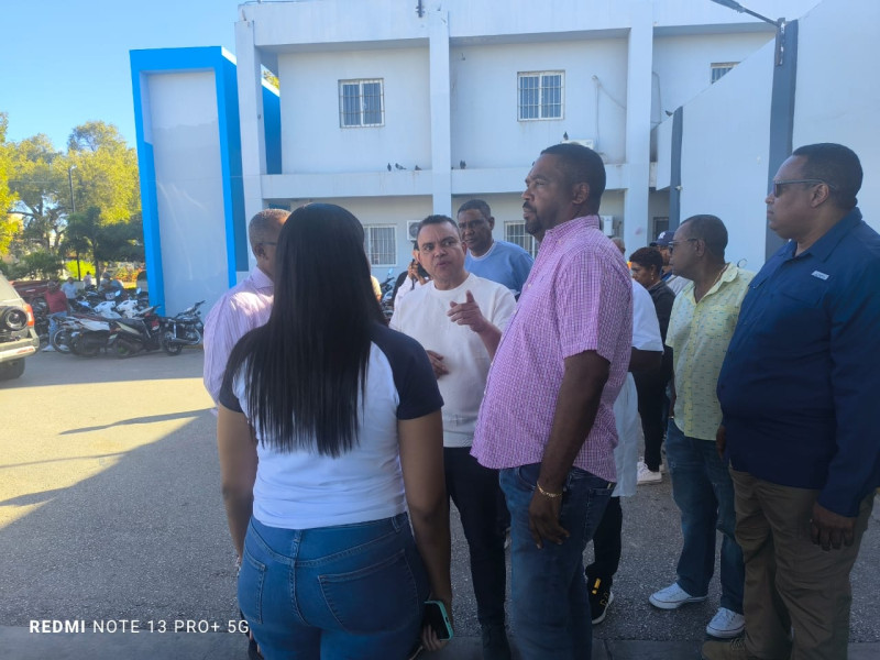 El director del Servicio Nacional de Salud (SNS), Julio Landrón, durante visita al Hospital Jaime Mota.