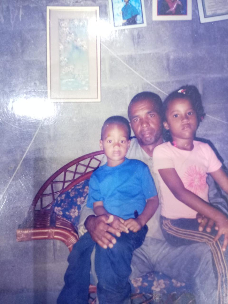 Juan Reynaldo Mejía junto a su padre y hermana en la infancia.