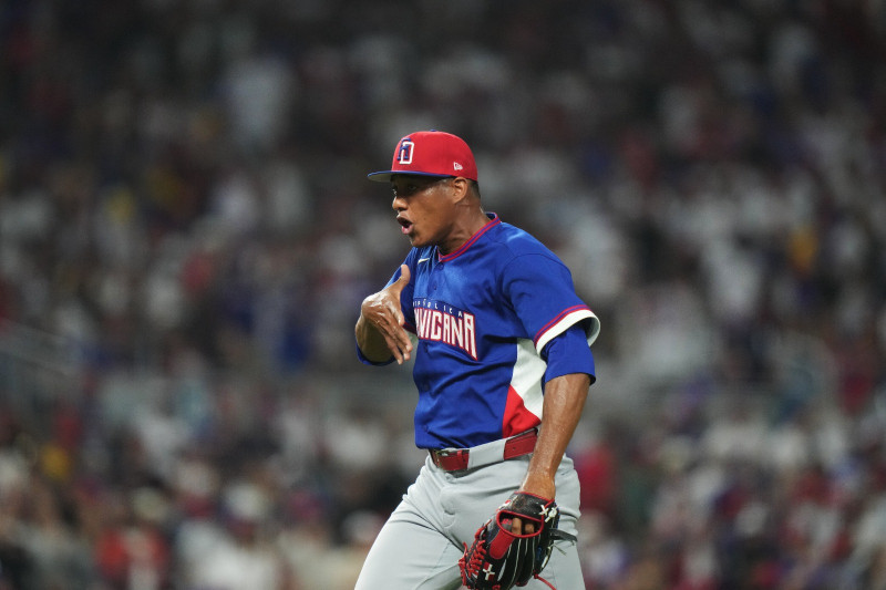 El lanzador dominicano Juan Mejía tras terminar el quinto episodio en el partido ante Venezuela el 11 de marzo de 2026. (AP Photo/Lynne Sladky)