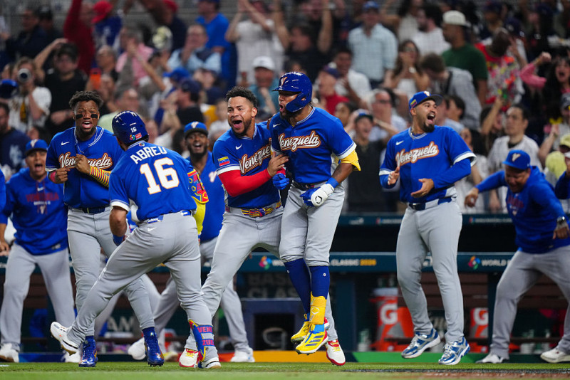 Jugadores de Venezuela celebran tras vencer 8-5 a Japón y avanzar a las semifinales del Clásico Mundial.
