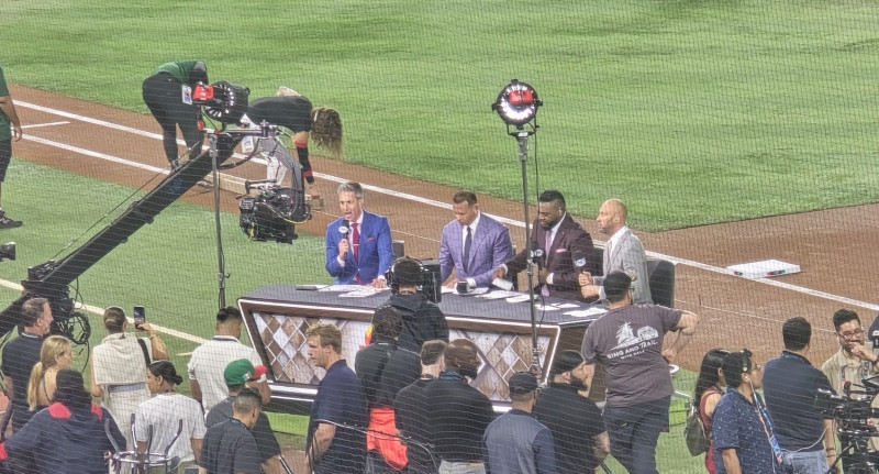 Alex Rodríguez junto a los exjugadores David Ortiz, Derek Jeter y el periodista Kevin Burkhardt.