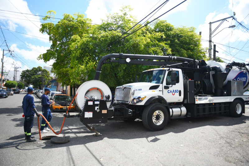 Los camiones hidrosuccionadores fueron adquiridos por la CAASD en febrero pasado.