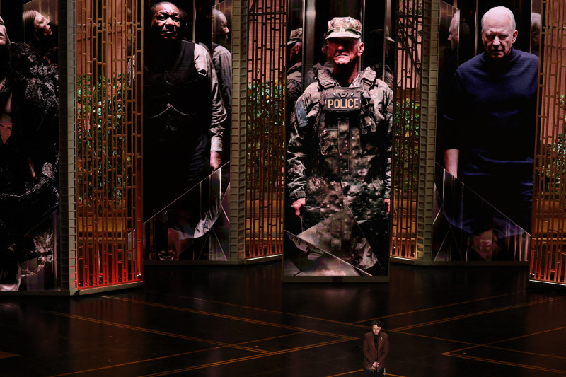 El actor estadounidense Kieran Culkin entrega el premio al Mejor Actor de Reparto en el escenario durante la 98.ª edición de los Premios Óscar en el Dolby Theatre de Hollywood, California.