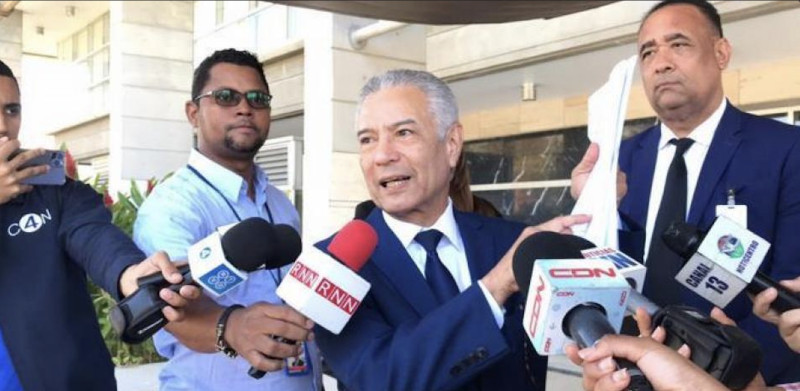 Ángel Lockward ofrece declaraciones a la prensa sobre el proceso judicial.