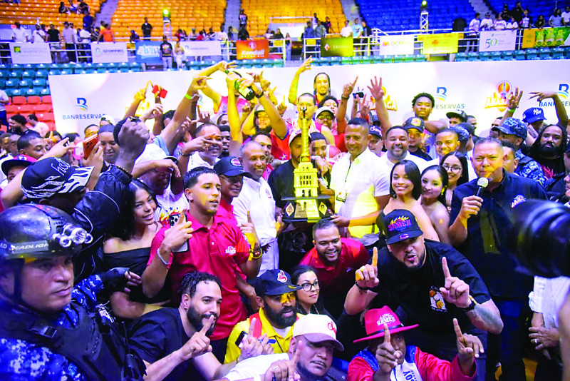 Jugadores, fanáticos, entrenadores y directivos del club Sameji reciben la copa que lo acredita como campeón del torneo superior de Santiago.