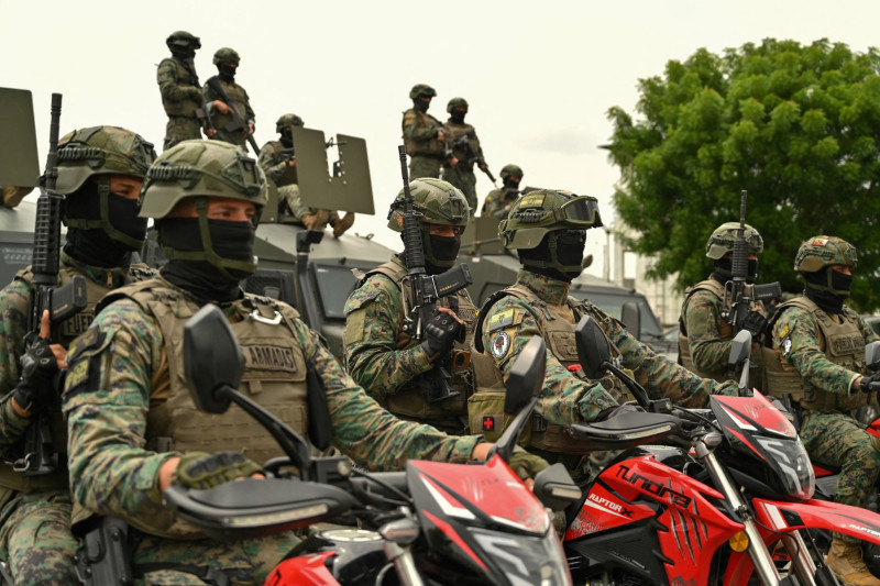 Soldados ecuatorianos toman posiciones en el puesto de mando de La Ferroviaria en Durán, provincia de Guayas, Ecuador, el 15 de marzo de 2026