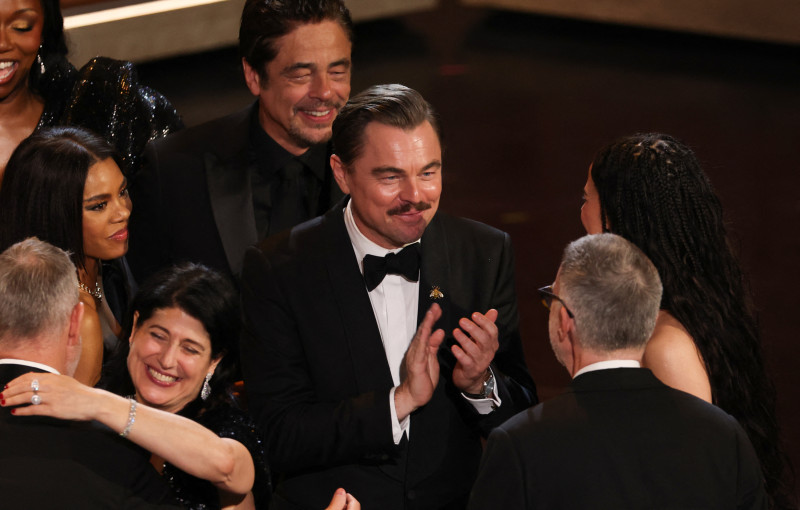 El cineasta estadounidense Paul Thomas Anderson celebra al recibir el premio a la Mejor Película por "One Battle After Another".