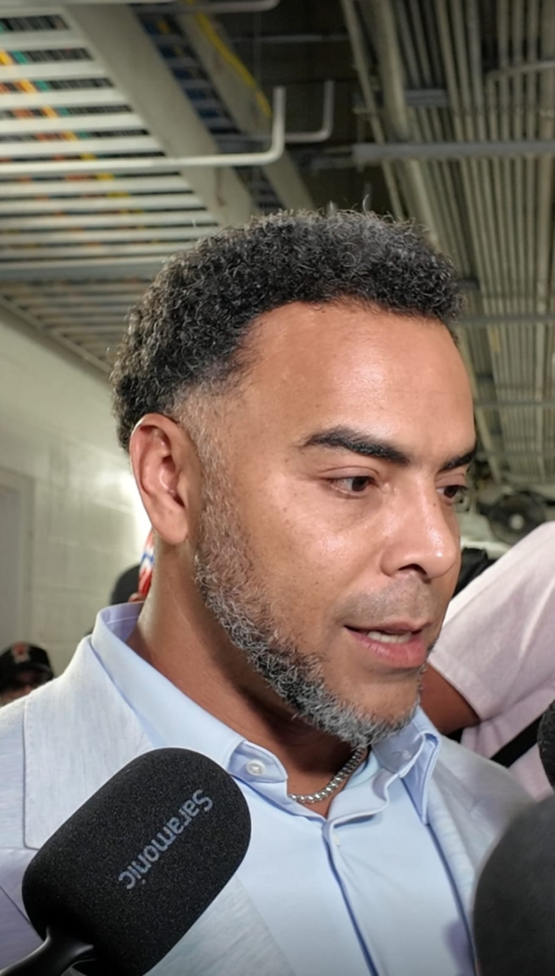 Nelson Cruz, gerente general de República Dominicana, habla con la prensa después de la derrota contra Estados Unidos.