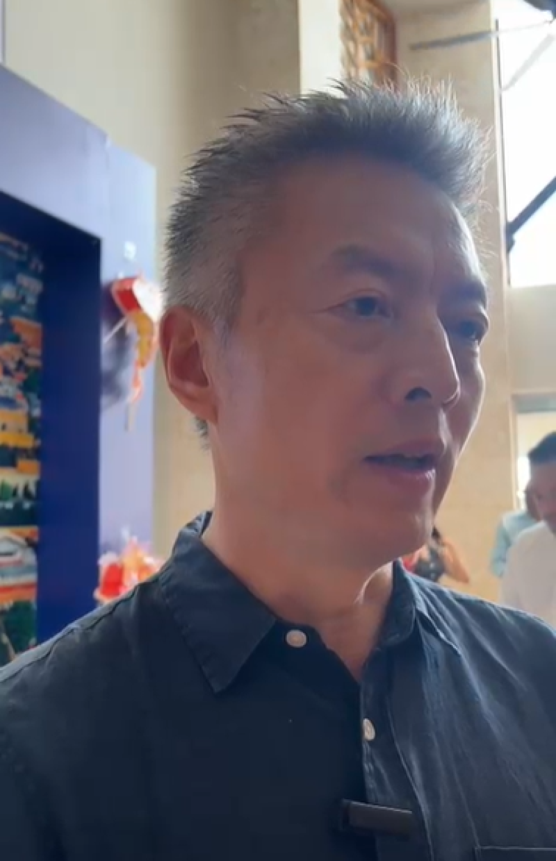 El embajador de China en el país, Chen Luning, ofrece declaraciones.