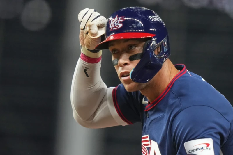 Aaron Judge gesticula tras batear un sencillo ante la República Dominicana en el Clásico Mundial de béisbol, el 15 de marzo de 2026, en Miami.