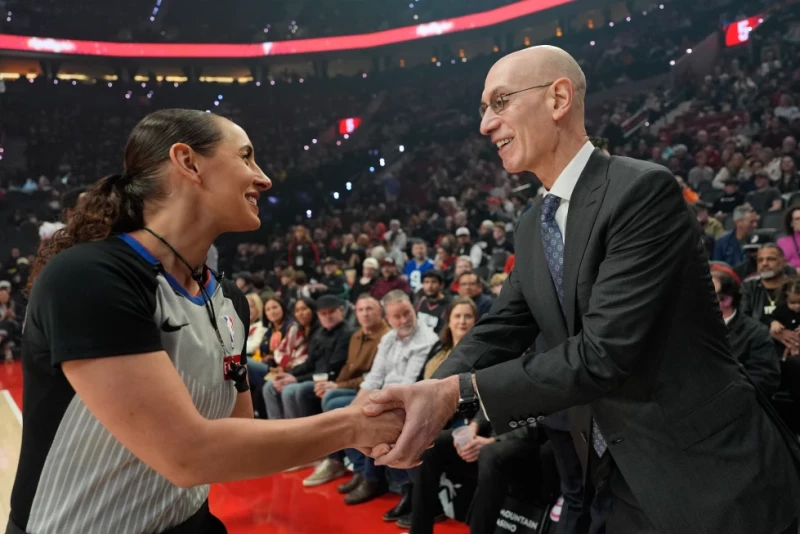 El comisionado de la NBA Adam Silver saluda a la árbitro Ashley Moyer-Gleich previo al partido entre los Trail Blazers y el Jazz, el 13 de marzo de 2026, en Portland.