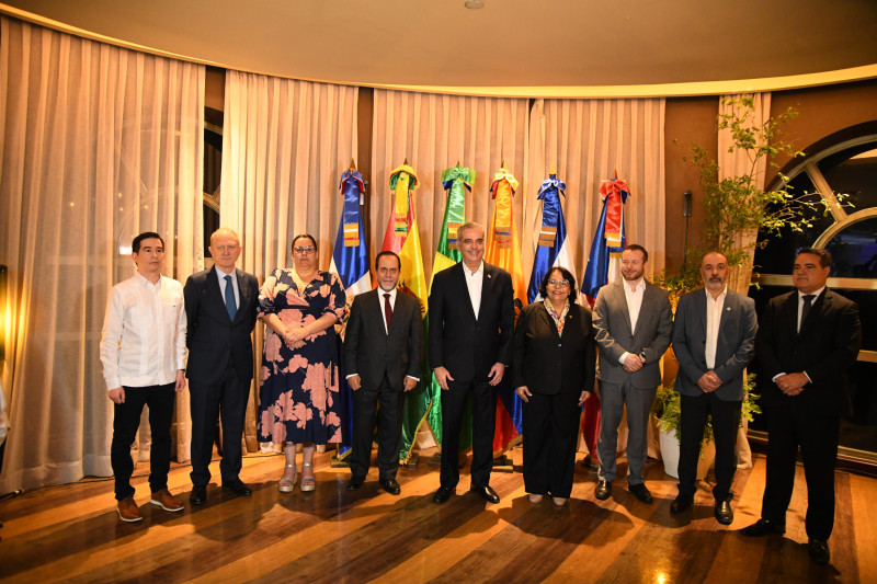 El presidente de la República (centro), junto a la presidenta de la Cámara de Cuentas, Emma Polanco (izquierda del presidente), y los representantes de organismos de control de distintos países.