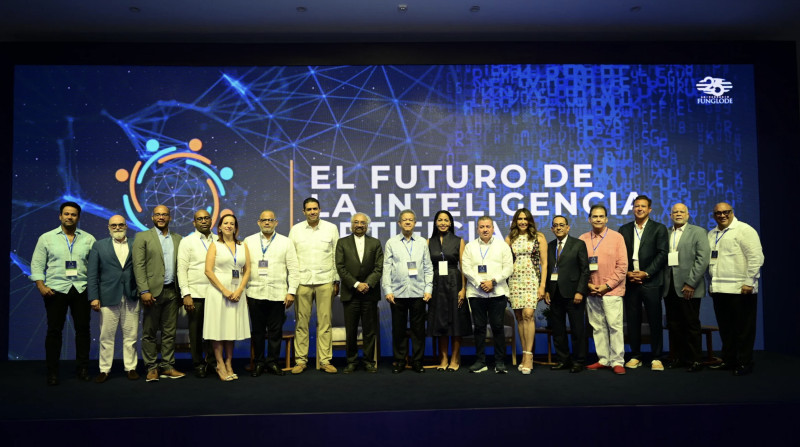 El expresidente Leonel Fernández junto a los organizadores del foro “La salud del futuro” entre Funglode y el HOMS.