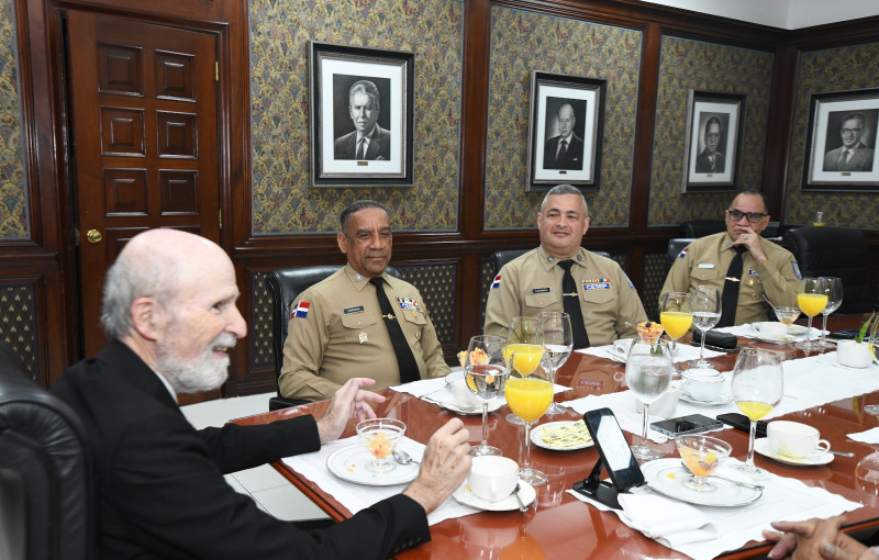 Luis Musolino expone en el Desayuno de Listín Diario, al que acudió acompañado de directivos del CESEP.