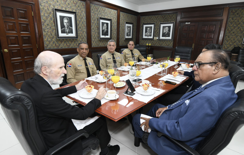 Luis Musolino responde una pregunta al director del Listín Diario, Miguel Franjul.