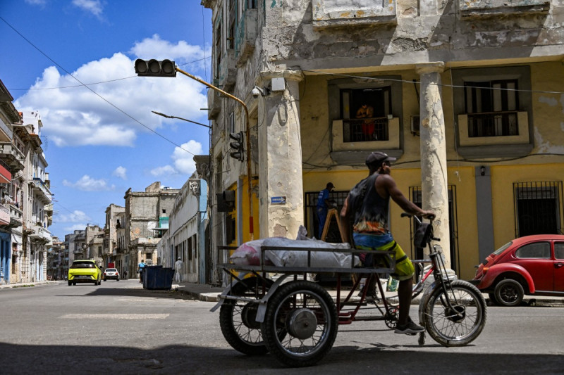 Un hombre monta en triciclo en una esquina de La Habana durante un apagón el 16 de marzo de 2026.