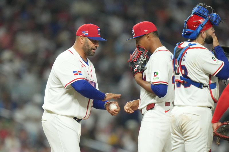 Albert Pujols reemplaza a Juan Mejía por otro lanzador relevista durante el partido contra Estados Unidos en una de las semifinales del Clásico Mundial 2026.
