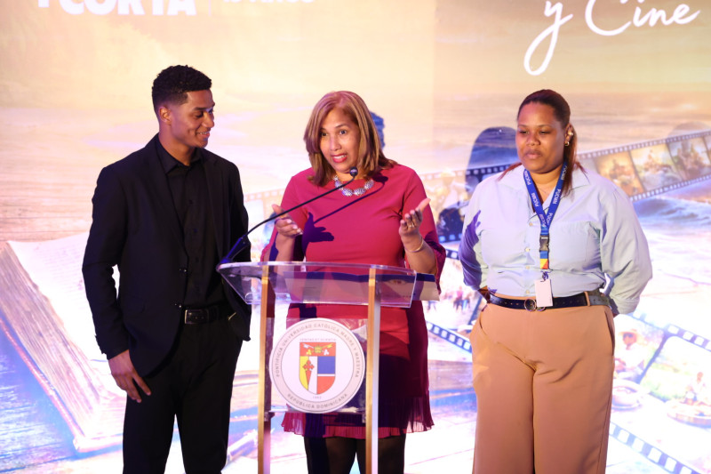 Directora de la Escuela de Comunicación de la PUCMM, Ana Bélgica Güichardo junto a estudiantes del Comité de Estudiantes de Comunicación Social (CECOM).