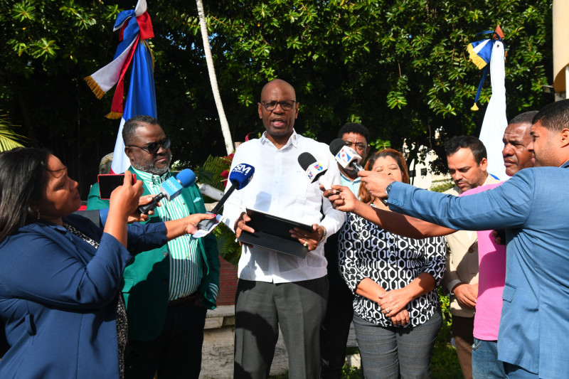 Luis Pérez Novas, presidente del Colegio Dominicano de Periodistas en la entrega floral conmemorativa al 51 aniversario de la muerte del periodista Orlando Martínez.