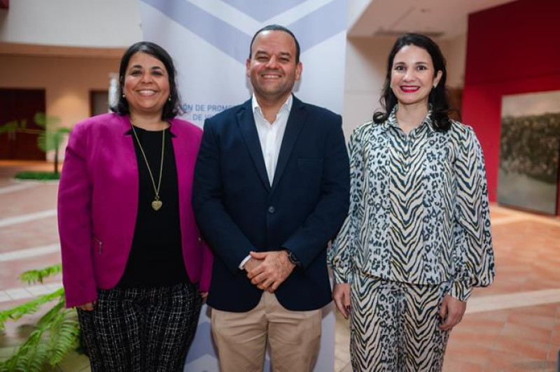 Rosalina Paz, Yosua Gómez y Elsa Rodríguez.