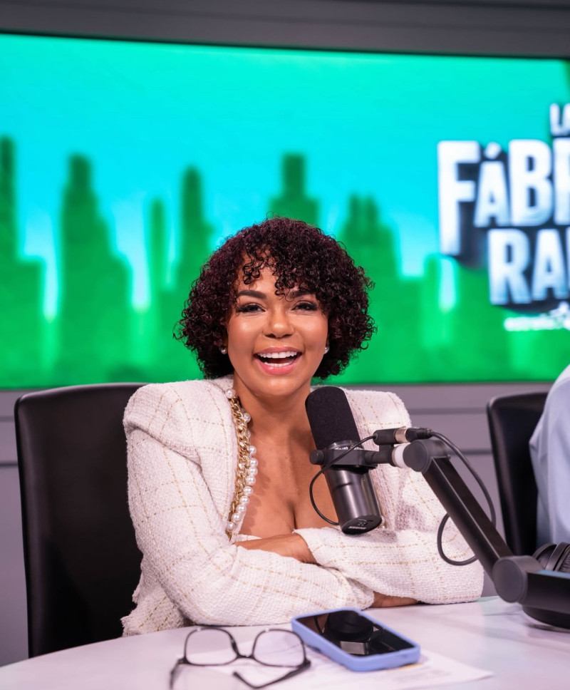 Cheddy García inició este 17 de marzo en el debut de “La Fábrica Radio” como panelista invitada.