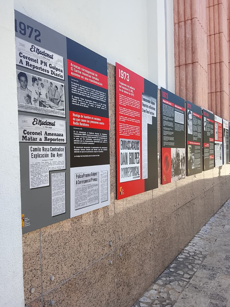 Exposición de mural "La prensa de los 12 años" en Indotel.