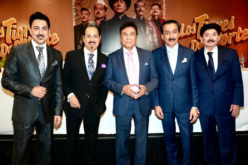 Los integrantes del grupo mexicano Los Tigres del Norte durante su encuentro con la prensa dominicana. En la foto figuran, Jorge Hernández, Hernán Hernández, Eduardo Hernández, Luis Hernández y Óscar Lara.