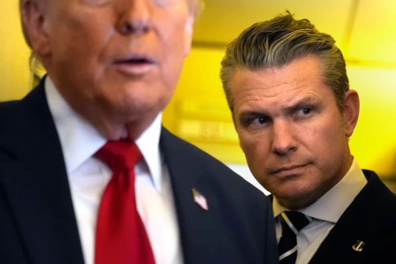 El secretario de Defensa de Estados Unidos, Pete Hegseth, escucha mientras el presidente Donald Trump habla con periodistas mientras viaja en el Air Force One desde la base Dover en Delaware y hacia Miami, el sábado 7 de marzo de 2026.