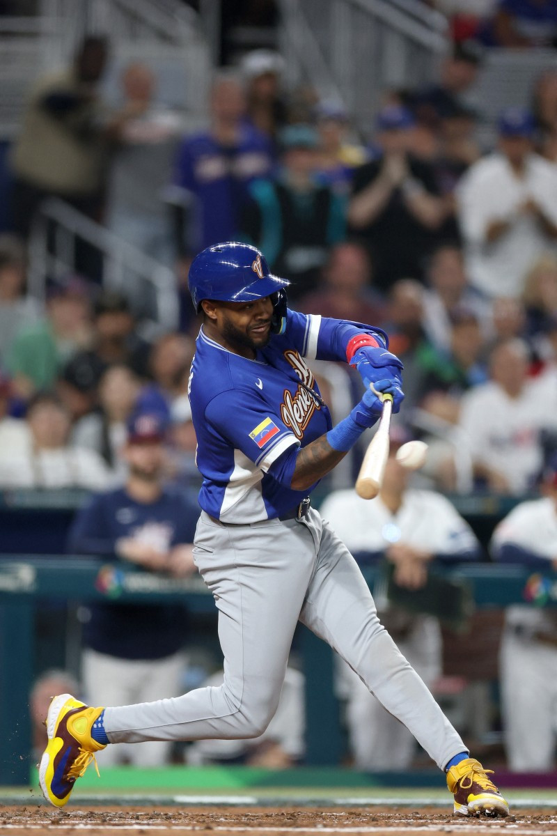 Maikel García, de Venezuela, conecta un elevado de sacrificio en la final del Clásico Mundial de Béisbol frente a Estados Unidos, el 17 de marzo de 2026.