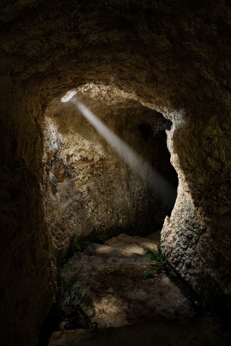 Para acceder al río hay que pasar por una cueva