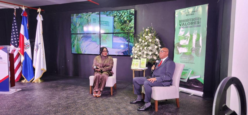 El conversatorio fue conducido por el presidente ejecutivo de Vega Real, Yanio Concepción.