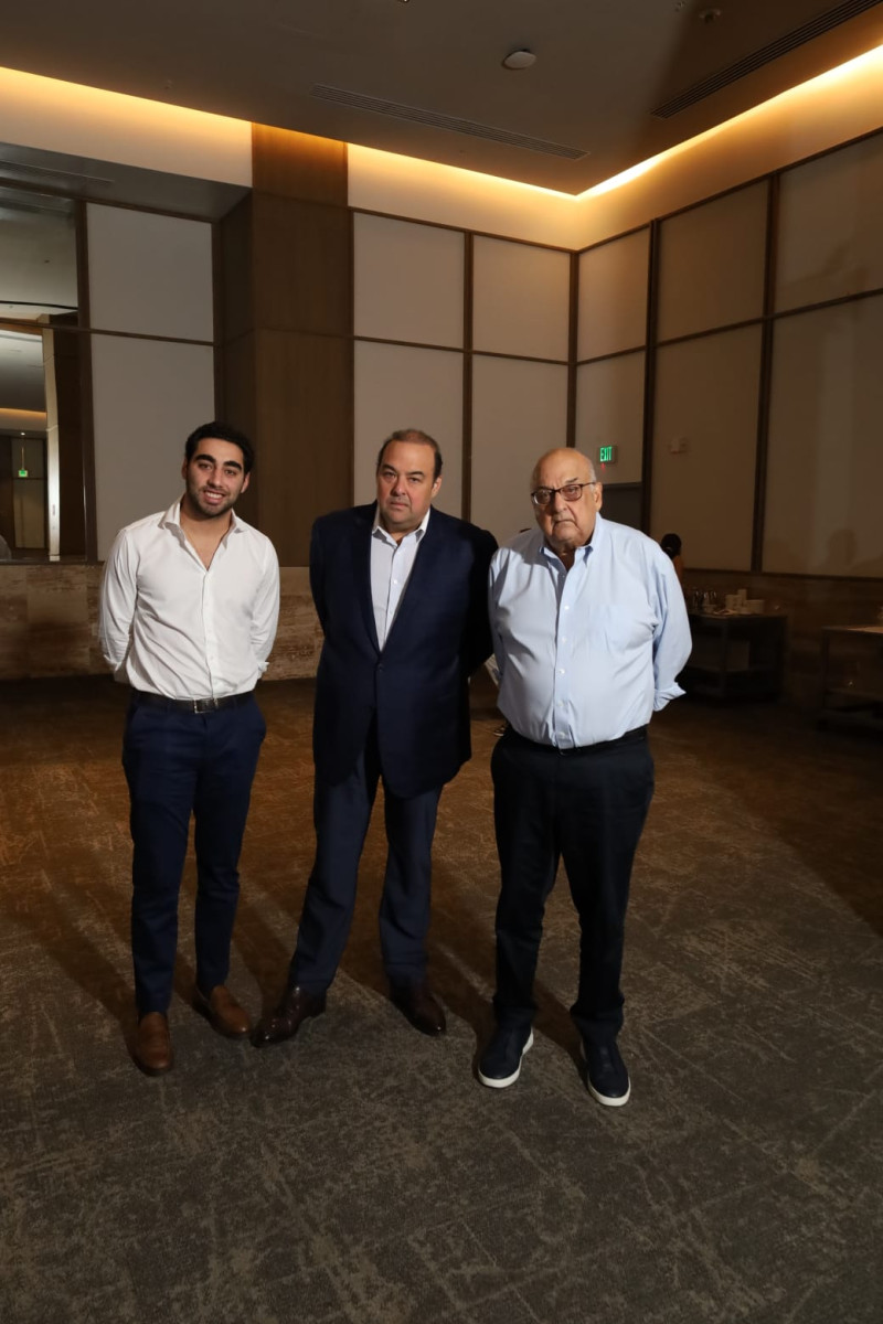 De izquierda a derecha: Cristian Farach, Cristian de Facrach y Alejandro de Farach en el "Farach Dental Symposium 2026", tras el lanzamiento oficial de su nueva división comercial, Farach Dental