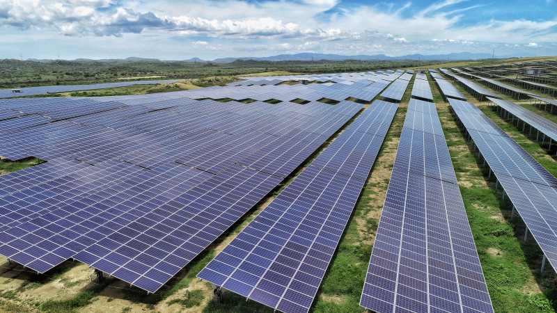"La historia nos dice que esta crisis de los combustibles fósiles se repetirá una y otra vez”, dijo Stiell. En la imagen: parque solar en República Dominicana