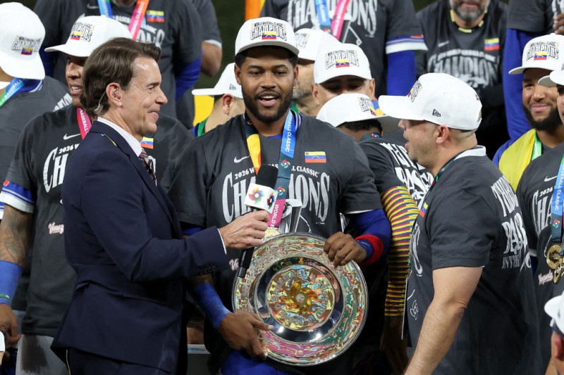 Maikel García mientras recibía el Jugador Más Valioso del Clásico Mundial de Béisbol 2026.